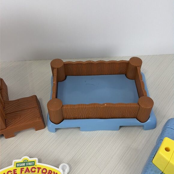 1996 Tyco Sesame Street Snack Stand Juice Factory + 2 Cars Elmos RC Railroad - Picture 3 of 8